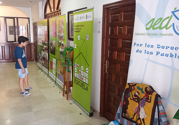 Exposición sobre el Derecho a la Educación en países empobrecidos en Huelva