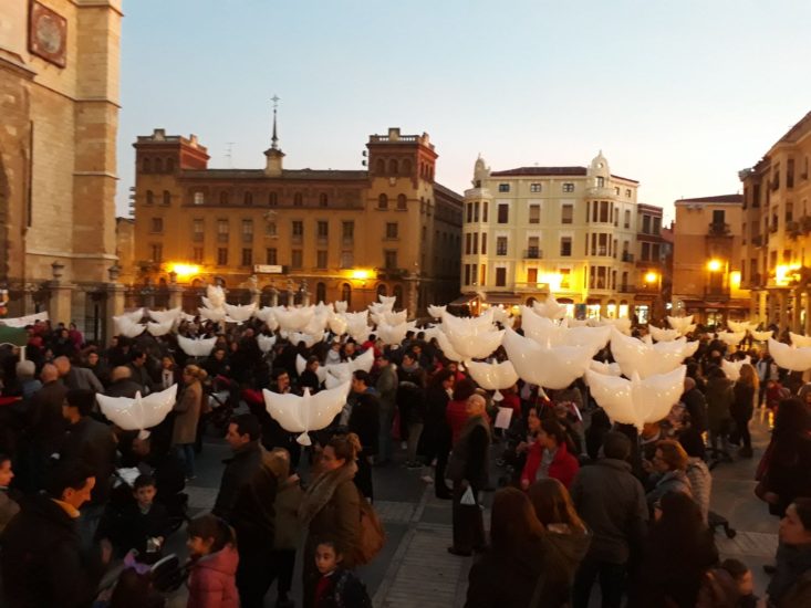 Suelta de globos por los Derechos de la Infancia en León